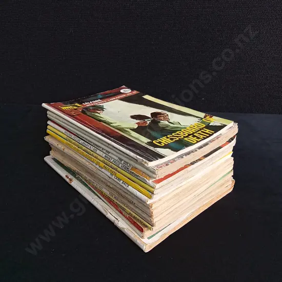 17 VINTAGE POCKET SIZED COMIC BOOKS MIX