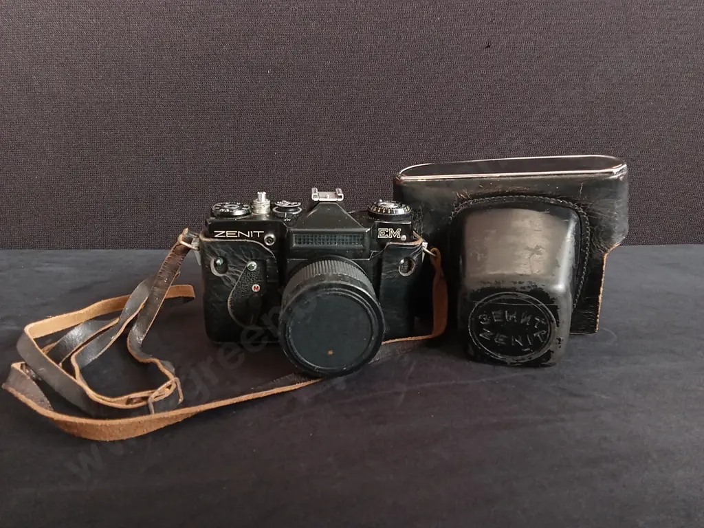 VINTAGE ZENIT EM 35MM SLR FILM CAMERA WITH LEATHER CASE Image 1++