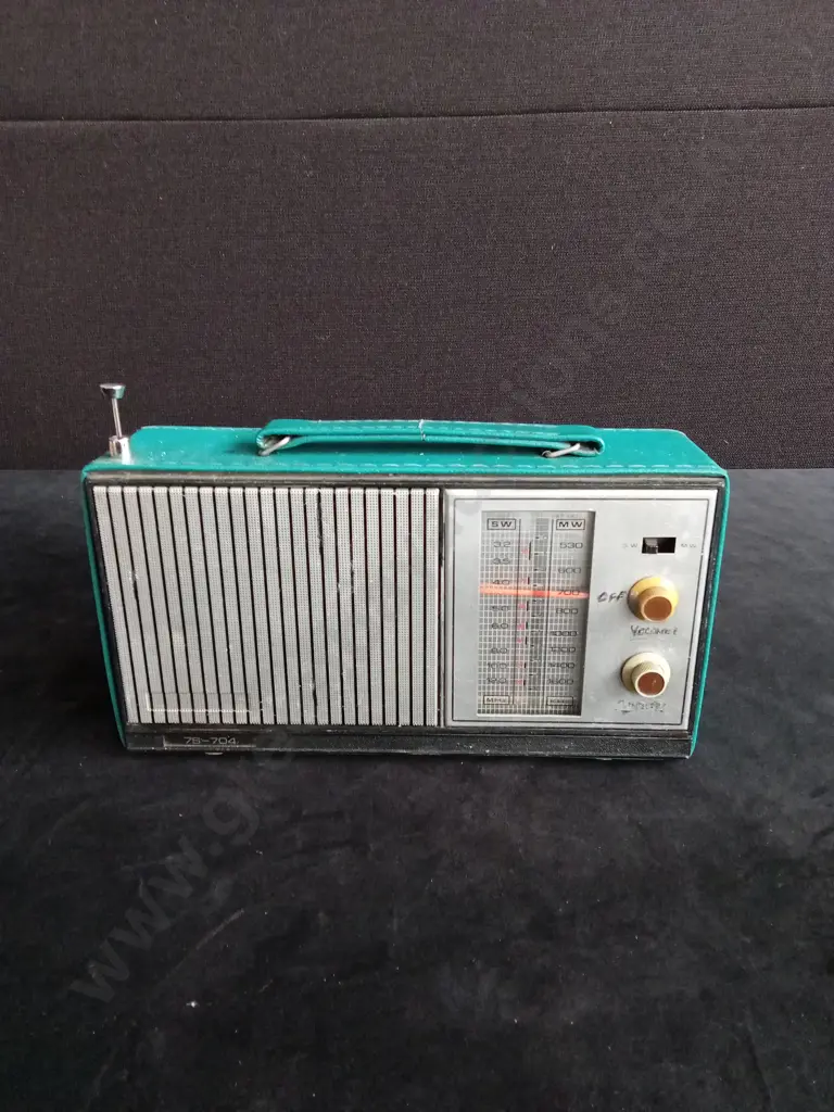 VINTAGE PORTABLE TRANSISTOR RADIO Image 1++