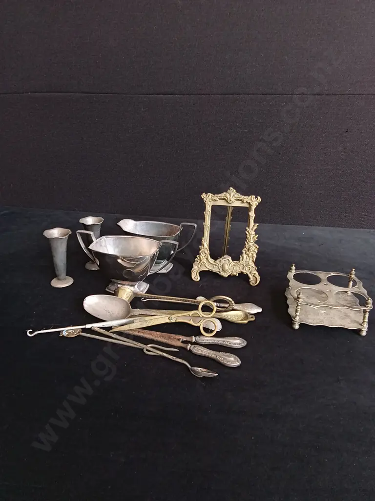 MIX OF BRASS AND SILVER PLATED VIMTAGE ITEMS Image 1++