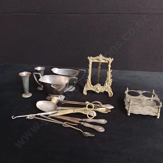 MIX OF BRASS AND SILVER PLATED VIMTAGE ITEMS