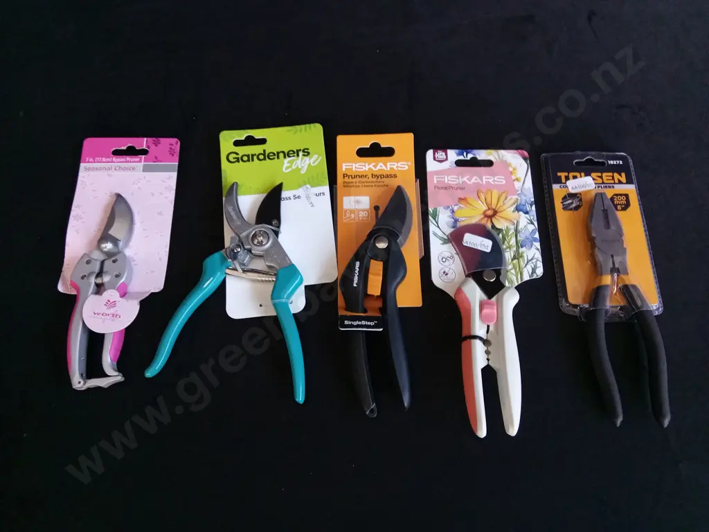 5 BRAND NEW SECATEURS AND PLIERS Image 1++
