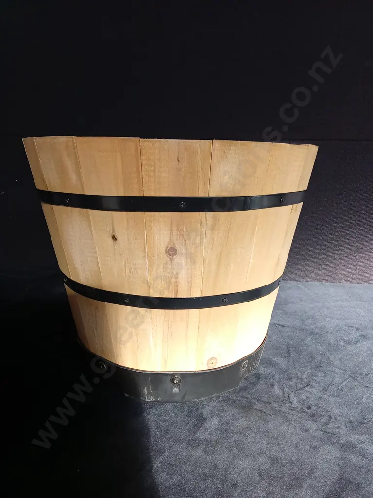 VEGTRUG WITH BARREL PLANTER Image 1++