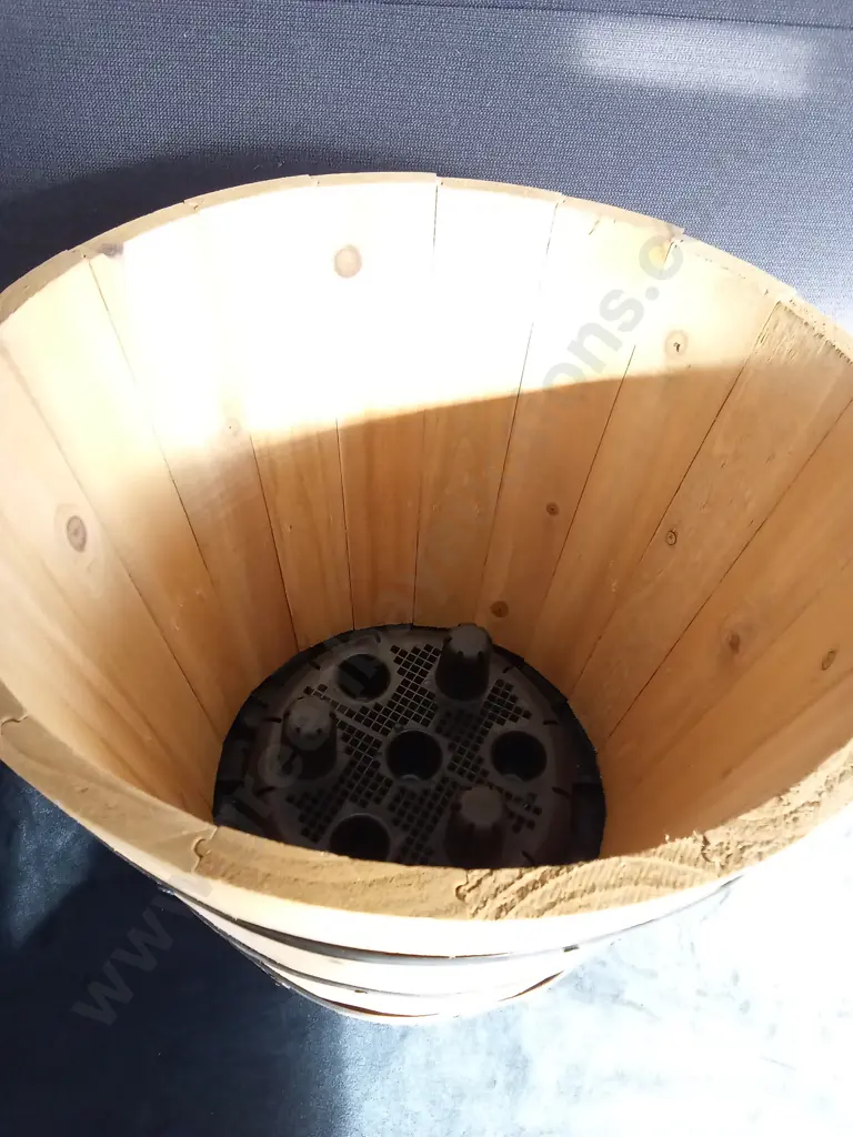 VEGTRUG WITH BARREL PLANTER Image 1++