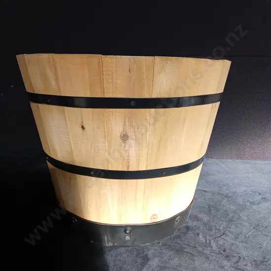 VEGTRUG WITH BARREL PLANTER