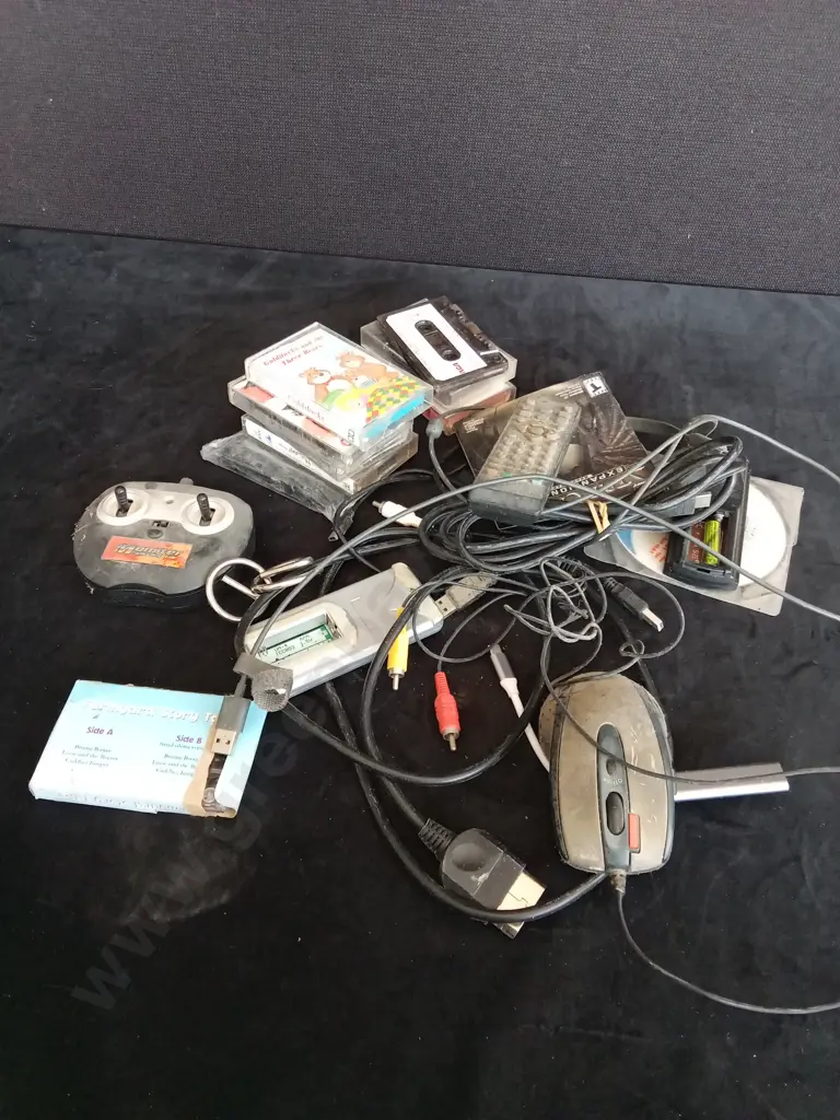 BOX OF ELECTRONIC ITEMS AND CASSETTES Image 1++