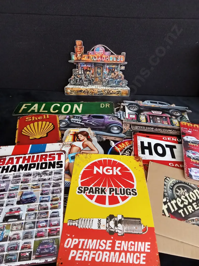 COLLECTION OF DECORATIVE SIGNS Image 1++