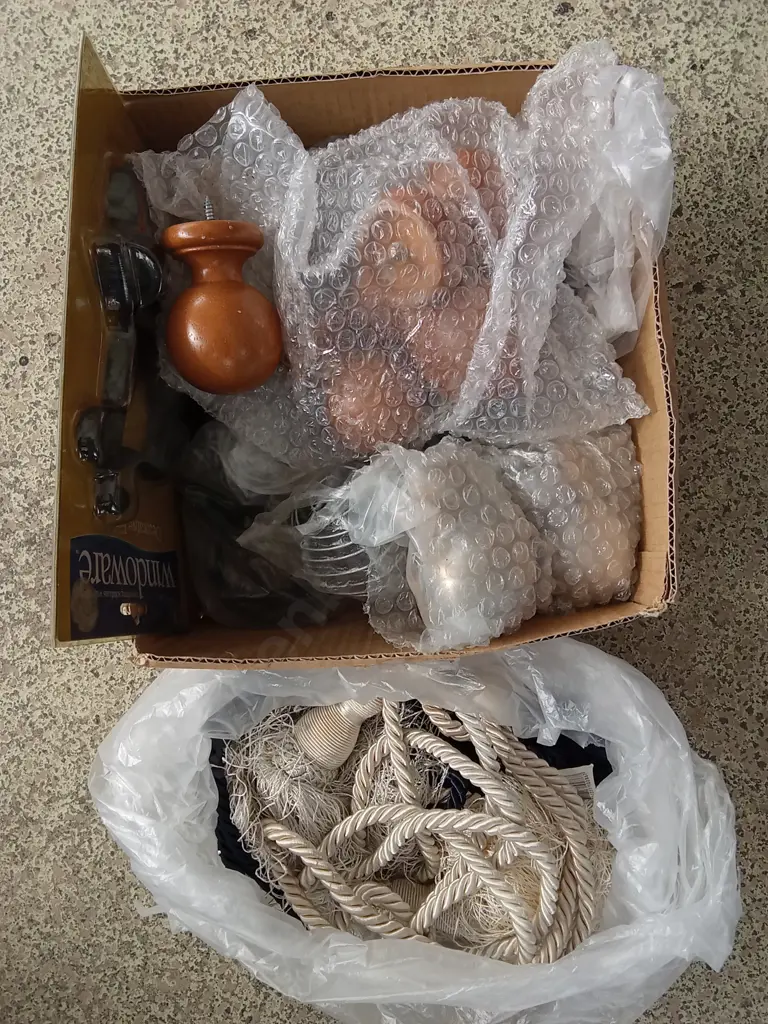 BOX OF CURTAIN TIE BACKS AND FINIALS Image 1++