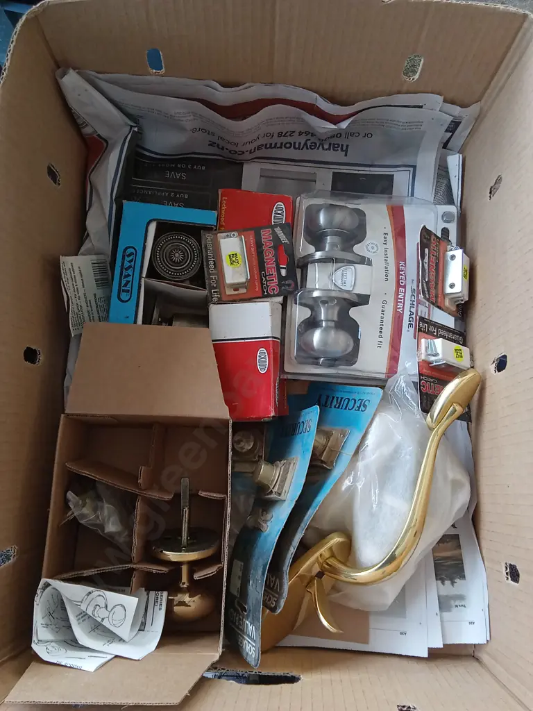 BOX MIX OF DOOR HARDWARE Image 1++
