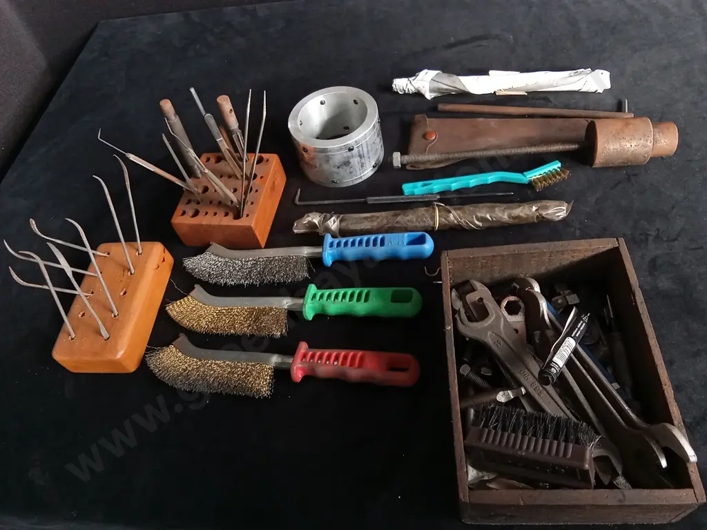 BOX OF ASSORTED TOOLS Image 1++