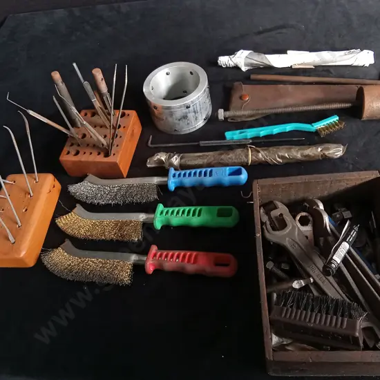 BOX OF ASSORTED TOOLS