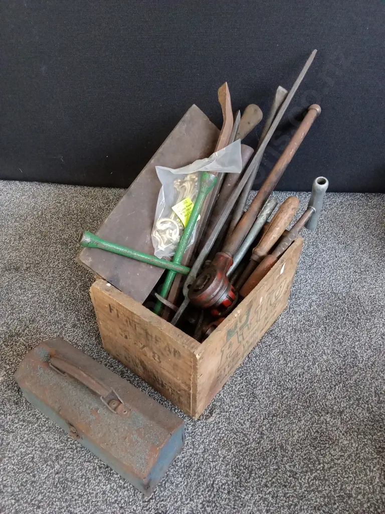 CRATE MIX OF TOOLS Image 1++
