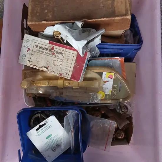 BOX OF MOSTLY BRASS HARDWARE INCLUDING SOLID BRASS KNOBS, WINDOW HINGES SCREWS