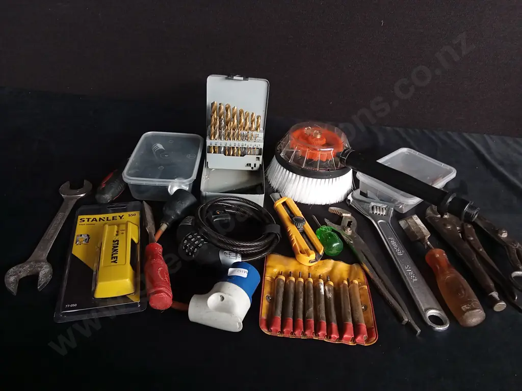 BOX OF ASSORTED TOOLS AND OTHER ITEMS Image 1++