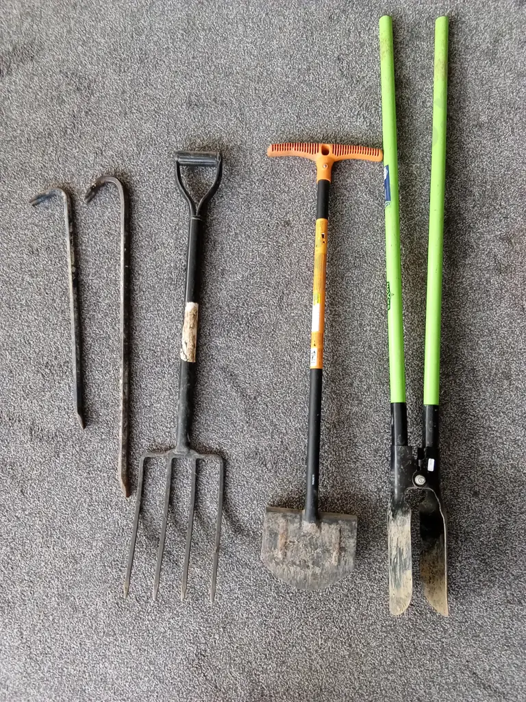 5 ASSORTED HAND TOOLS Image 1++