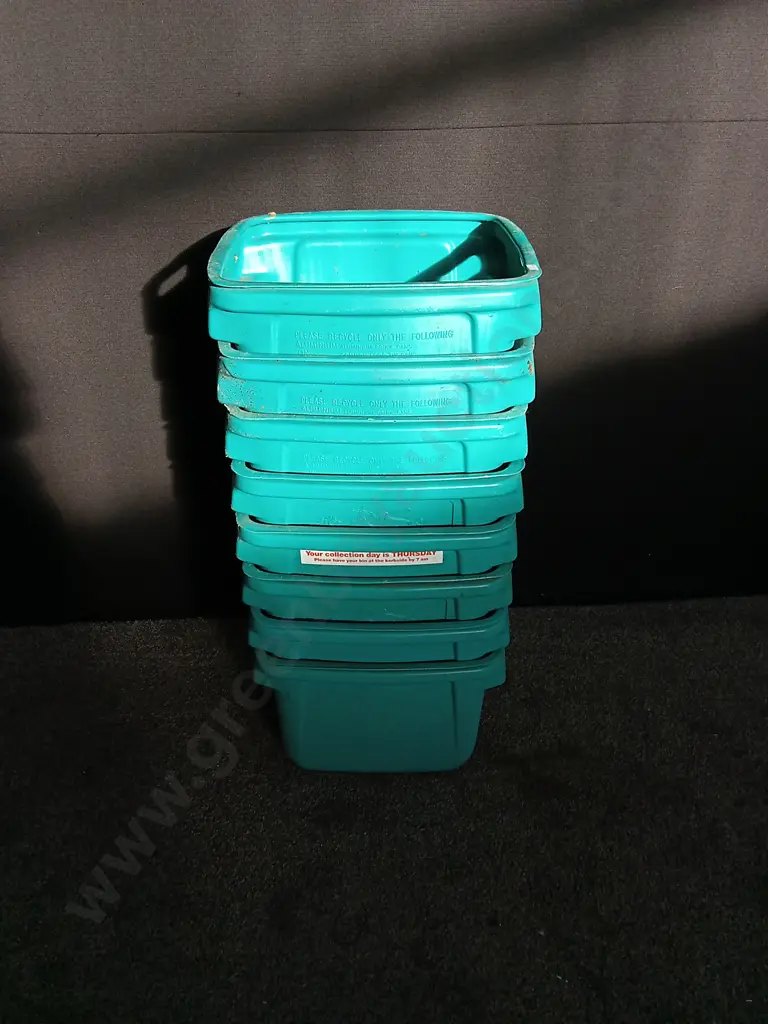 8 PLASTIC GREEN BUCKETS Image 1++