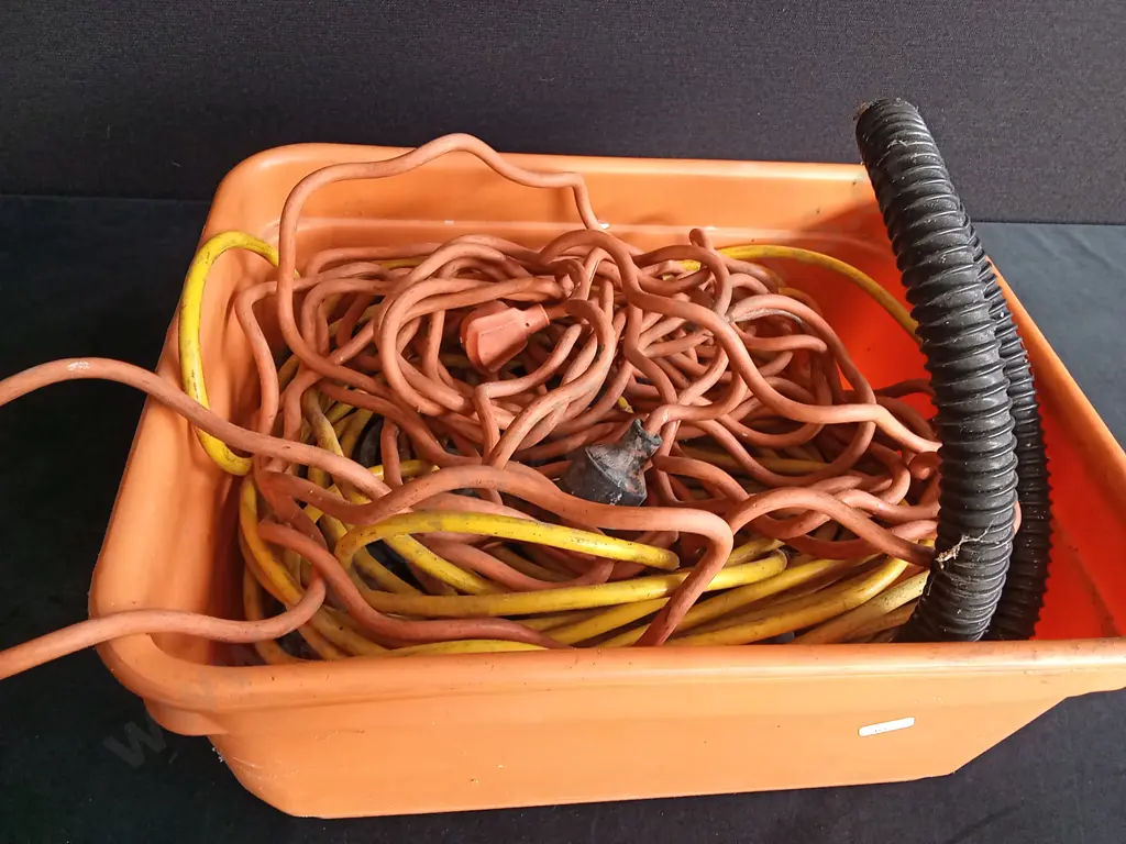 BOX OF EXTENSION CORDS Image 1++