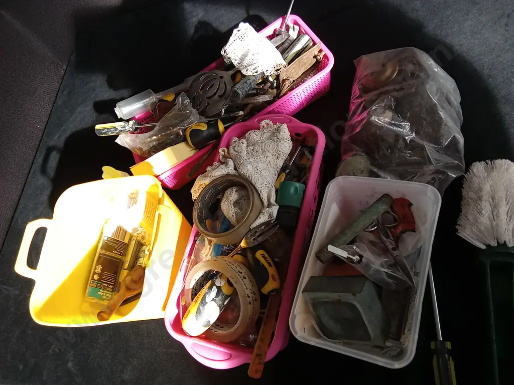 BOX OF ASSORTED TOOL ITEMS Image 1++