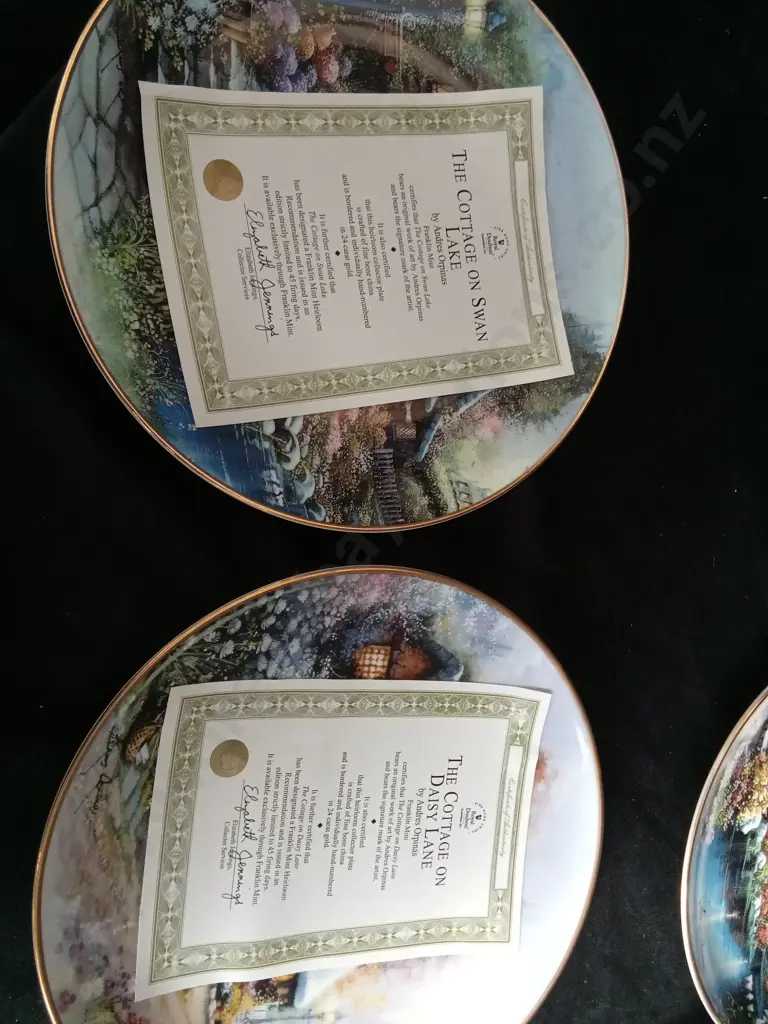 8 ROYAL DOULTON COLLECTORS DECORATIVE PLATES Image 1++