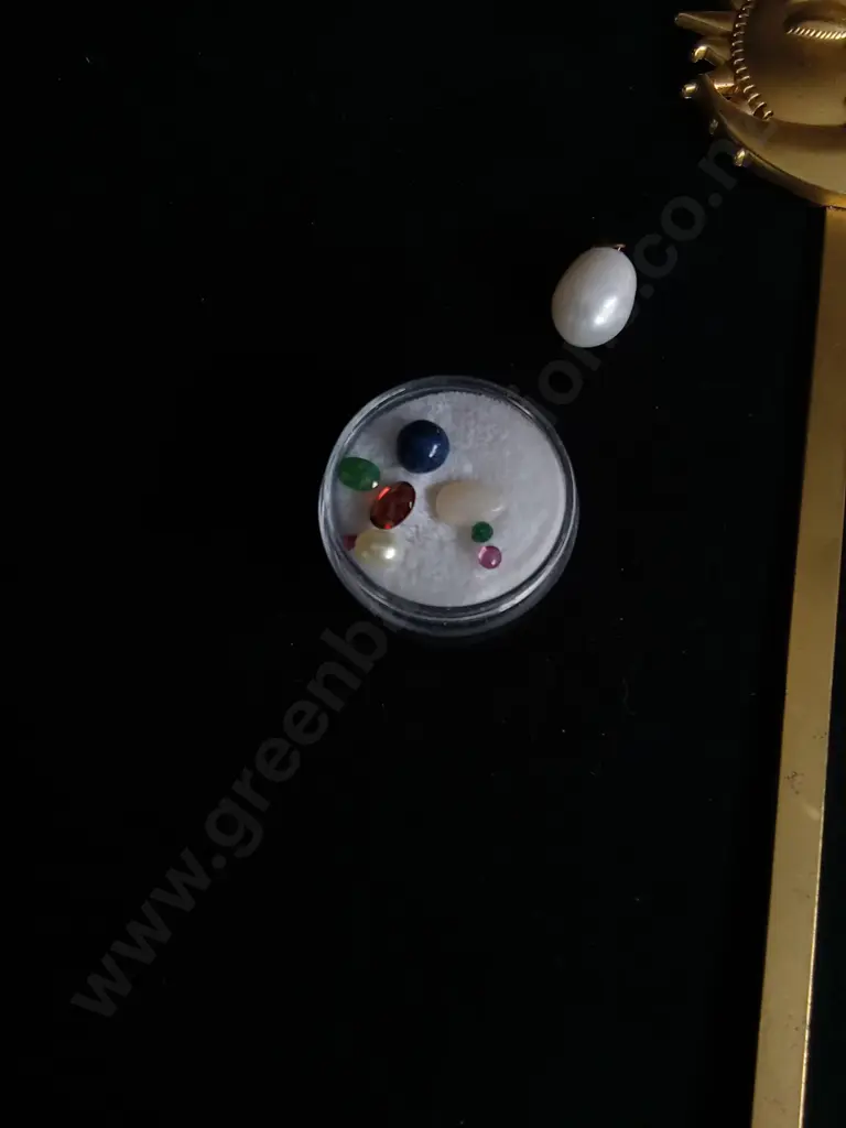 COLLECTION OF GEMSTONES A PEARL AND HAIR PIN Image 1++