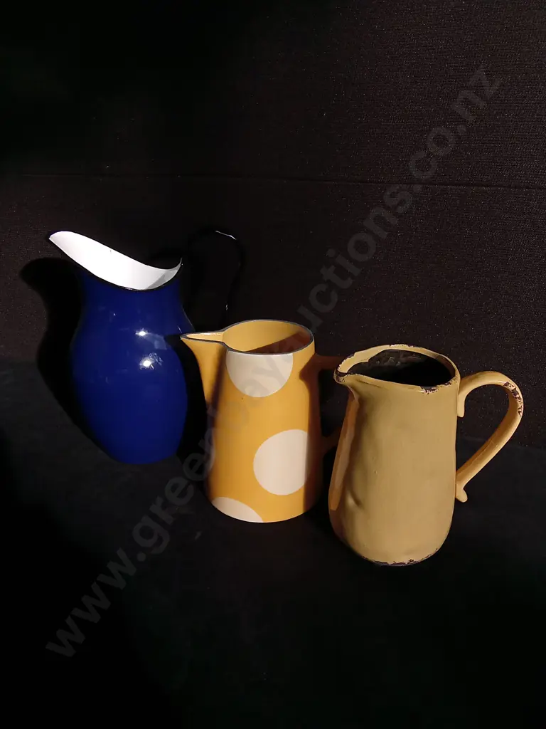3 PIECES DECORATIVE JUGS Image 1++