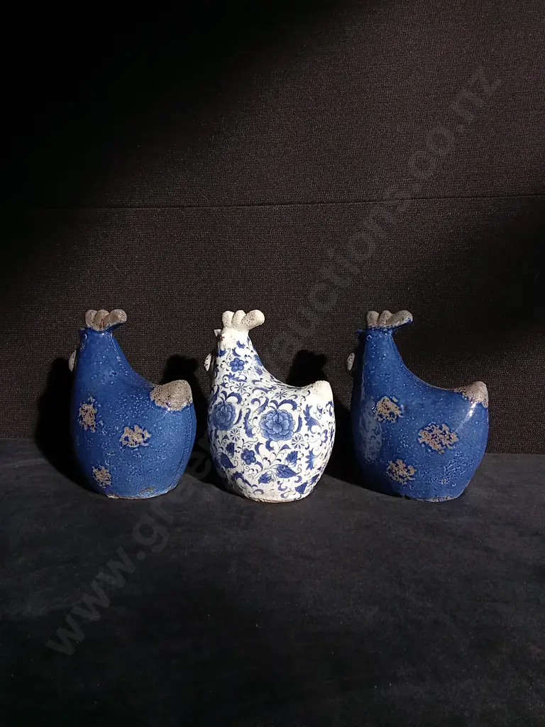 TRIO OF CERAMIC CHICKEN DECOR Image 1++