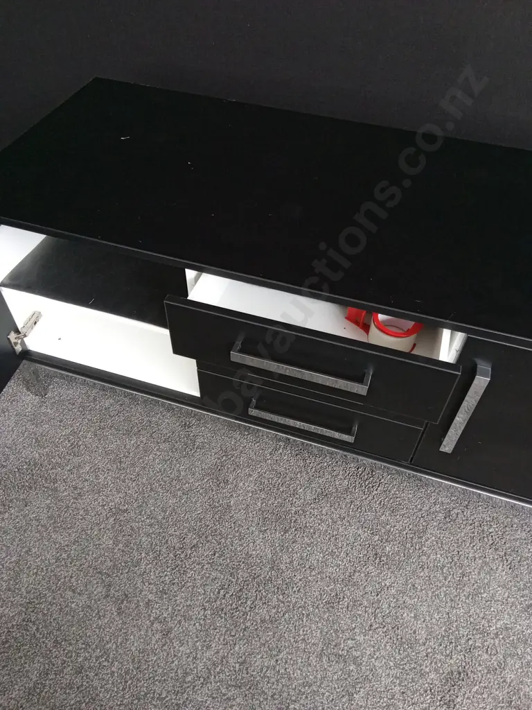 BLACK TV CABINET WITH MIRRORED ACCENTS L 1.5M D 60CM H 61CM Image 1++