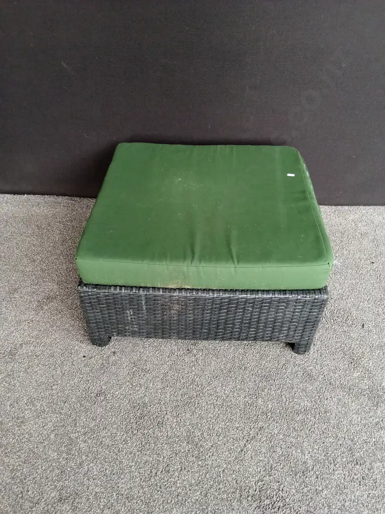 OUTDOOR WICKER OTTOMAN Image 1++