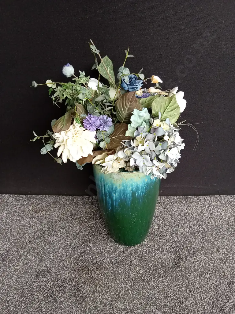 GREEN VASE WITH FAKE FLOWER BOUQUET Image 1++