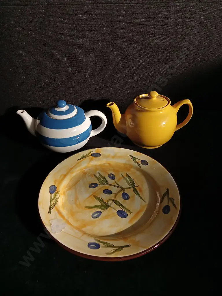 3 PIECES MIX OF TEAPOTS AND CERAMIC PLATE Image 1++