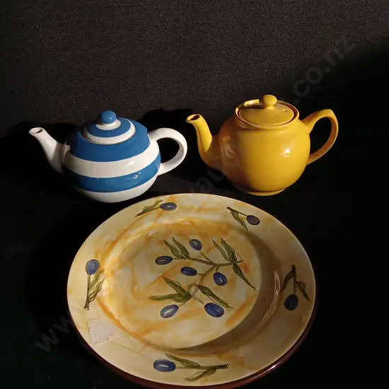3 PIECES MIX OF TEAPOTS AND CERAMIC PLATE