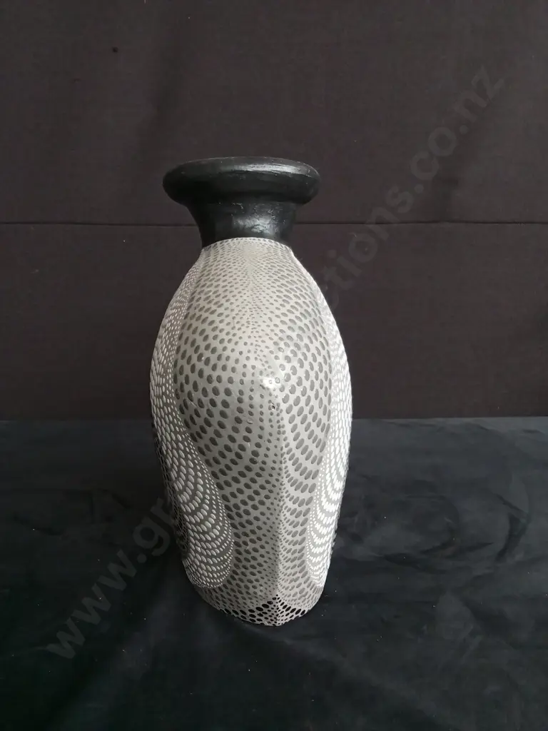CERAMIC VASE WITH HAND PAINTED DOTS Image 1++