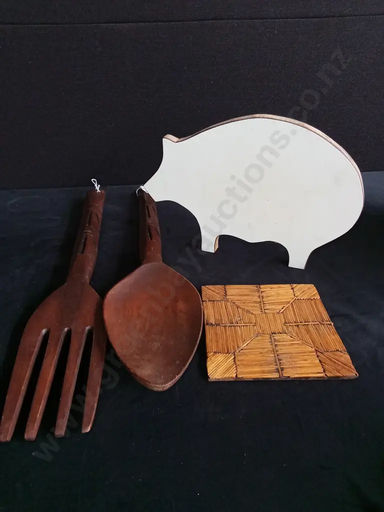4 ASSORTED WOODEN DECOR ITEMS Image 1++