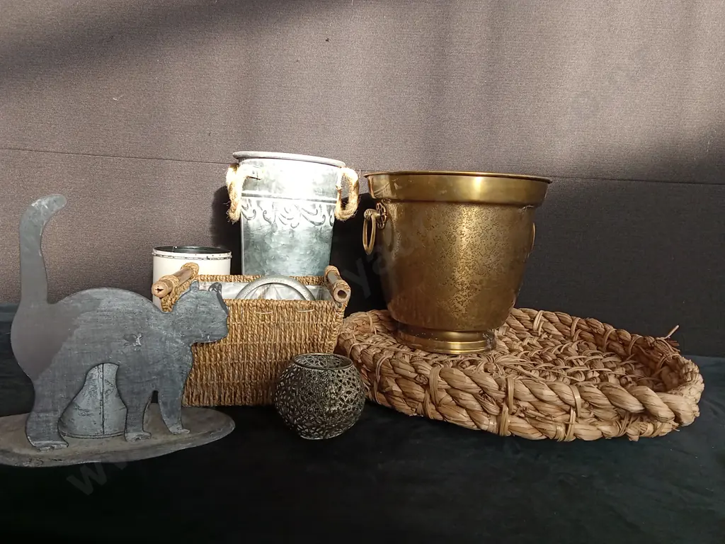 MIX OF DECORATIVE ITEMS Image 1++