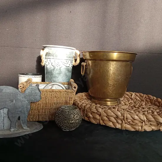 MIX OF DECORATIVE ITEMS