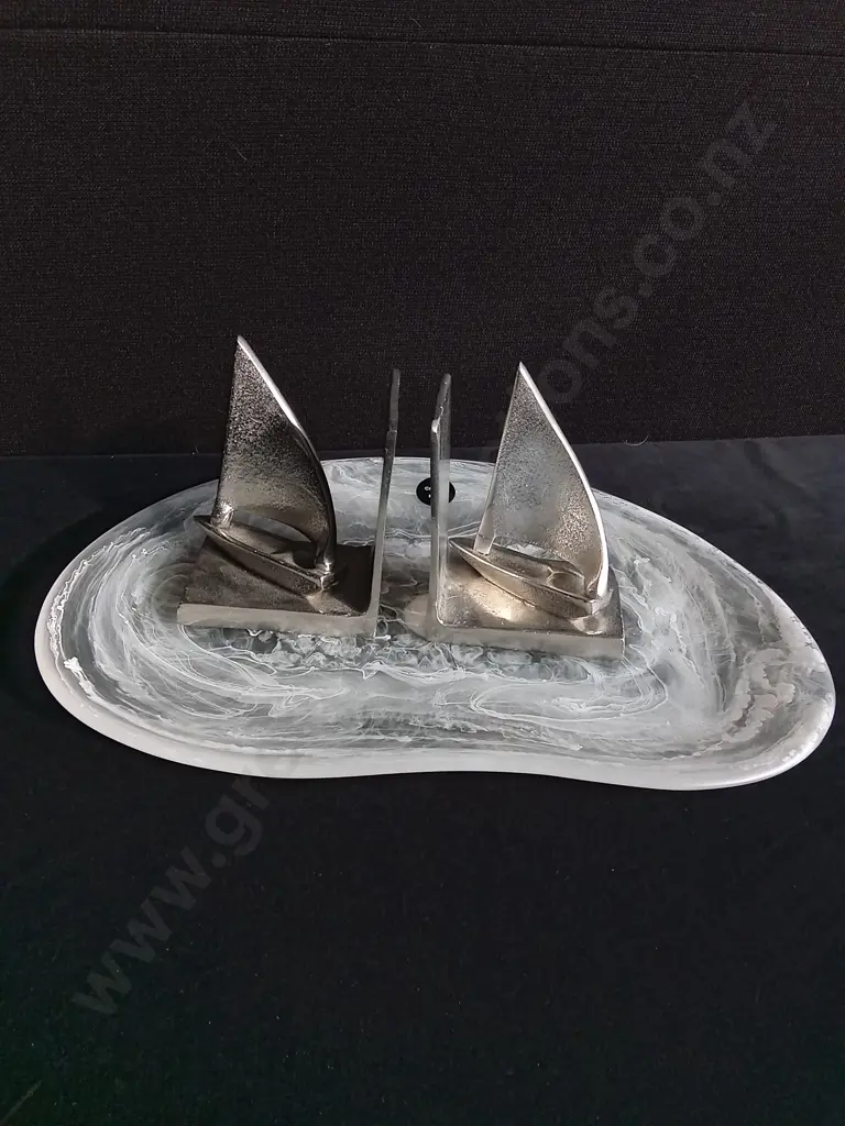 MIX OF DECOR, ACRYLIC TRAY AND SAIL BOAT BOOK ENDS Image 1++