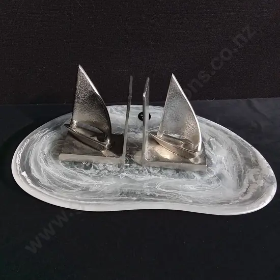 MIX OF DECOR, ACRYLIC TRAY AND SAIL BOAT BOOK ENDS
