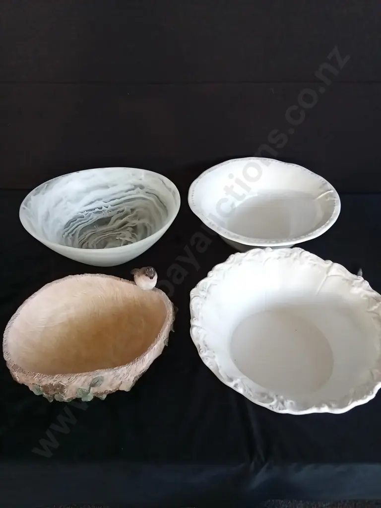4 LARGE DECORATIVE BOWLS Image 1++