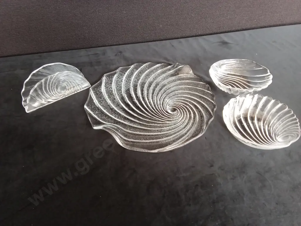 4 PIECE MATCHING SPIRAL GLASS SET Image 1++