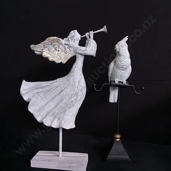 2 PIECES DECORATIVE FIGURES