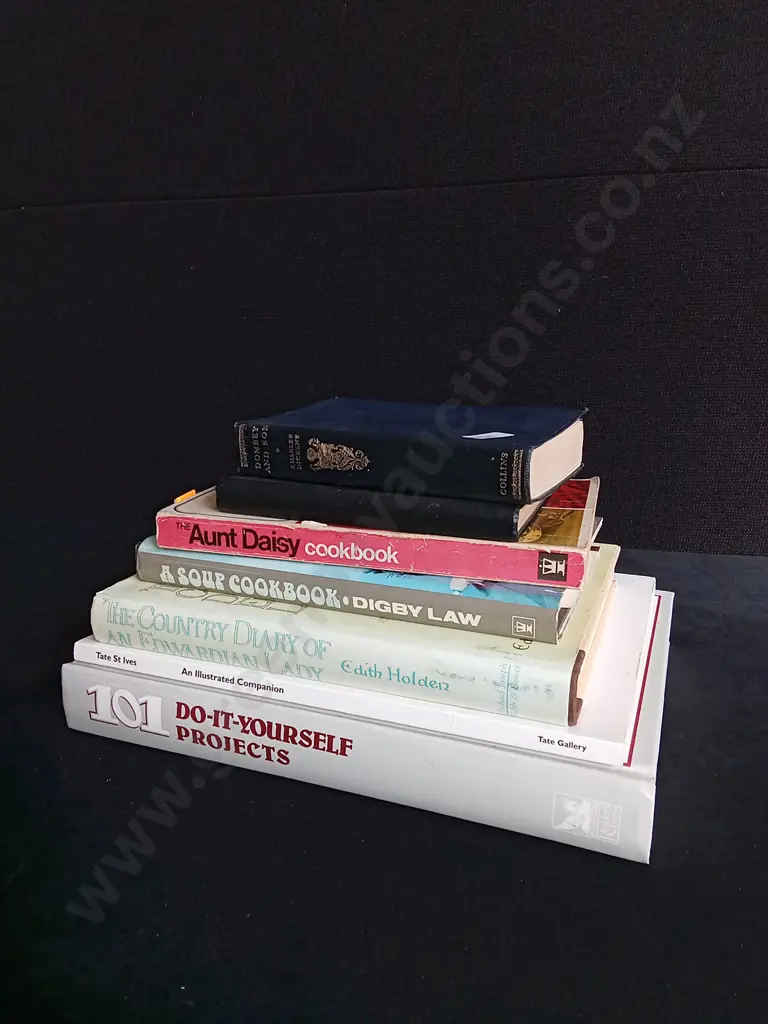 7 VINTAGE BOOKS Image 1++