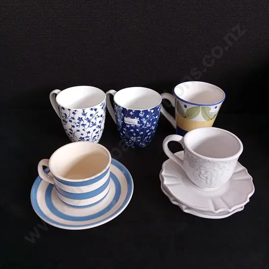 MIX OF CUPS AND SAUCERS