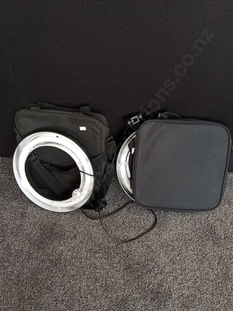 2 RING LIGHTS IN CASES Image 1++