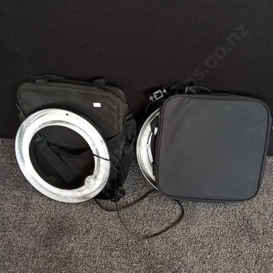 2 RING LIGHTS IN CASES
