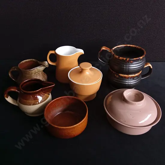 8 PIECES MIX OF CERAMIC DISHES