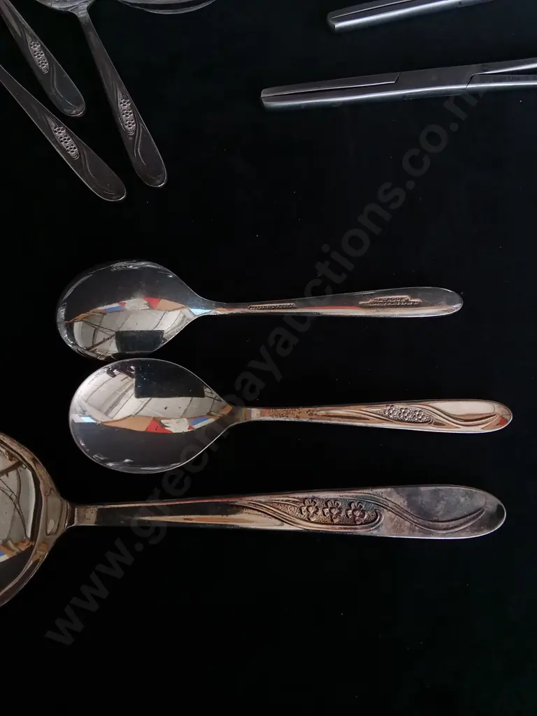 ASSORTED GLASS ITEMS MATADOR CUTLERY AND MEDICAL SCISSORS Image 1++