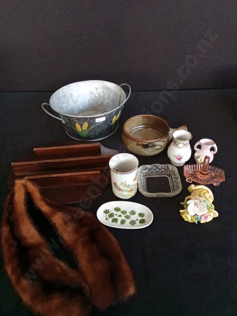 ASSORTED DECORATIVE ITEMS Image 1++