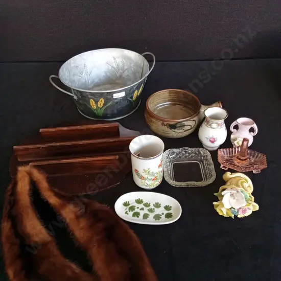 ASSORTED DECORATIVE ITEMS