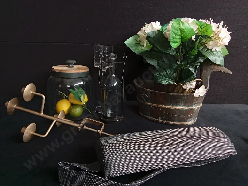 MIX OF HOMEWARE AND DECOR Image 1++