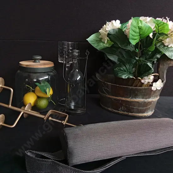 MIX OF HOMEWARE AND DECOR